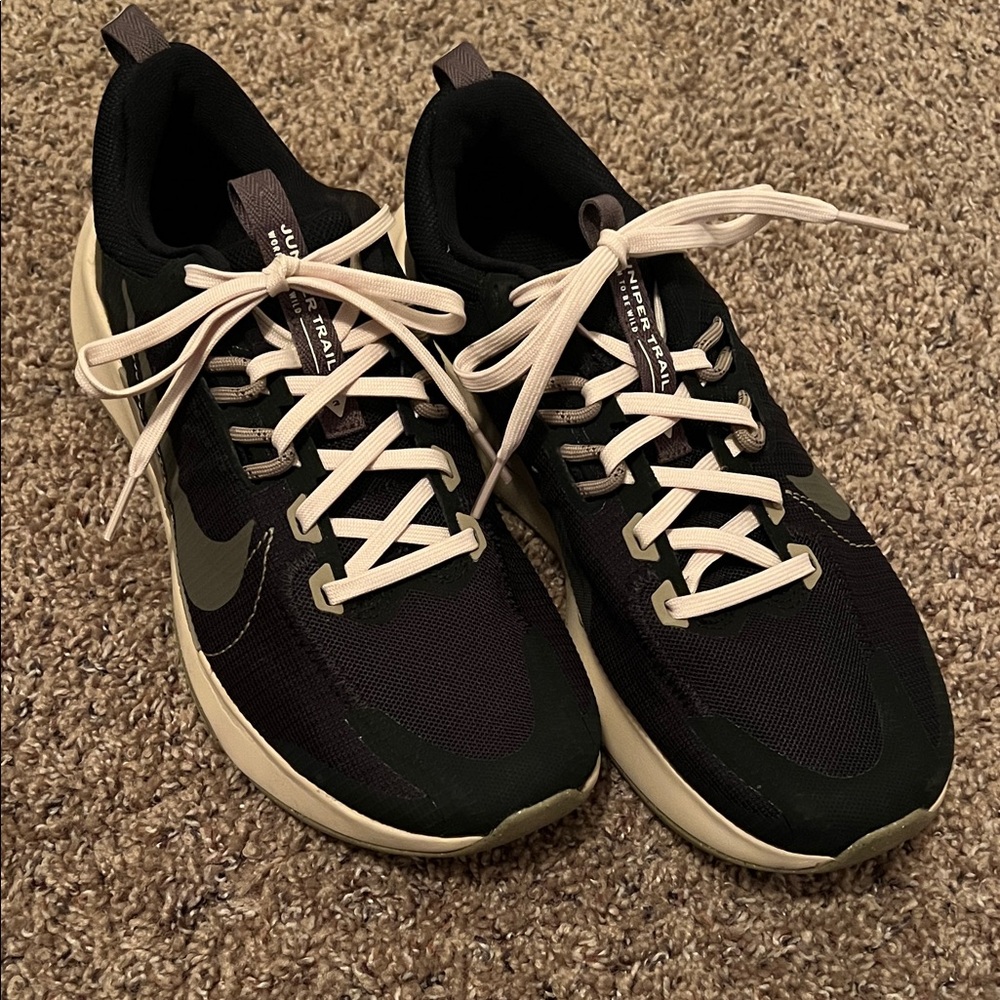 Nike Men/womens Black and White Trail Sneakers